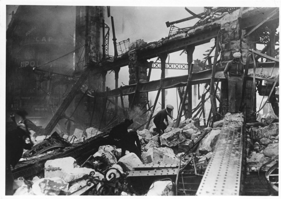Photo Marseille Bouches du Rhône, fire disaster 1938, search for bodies in the rubble