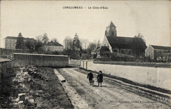 Postcard Longjumeau Essonne, Black and white photo of a street in Longjumeau with two children taking a...