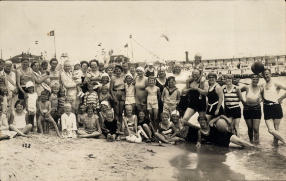 Photo Postcard Ostseebad Kellenhusen in Holstein, people in swimsuits on the beach, group photo