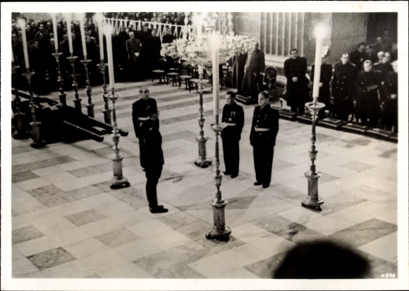 Photo Hoffmann, H., General Franco, wreath-laying at the grave of national hero Rivera, Nov. 1941