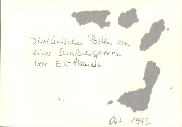 Zdjęcie H. Hoffmann, włoski wartownik na blokadzie przed El Alamein, październik 1942 r