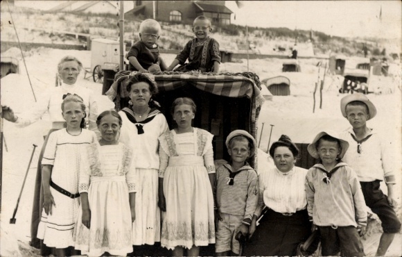 Photo Postcard Wangerooge, bathers on the beach, family, beach chair, teddy bear, photographer H. Schröder