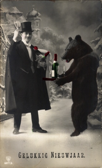 Ak Glückwunsch Neujahr, Mann mit Sektglas, Braunbär, Sektflasche