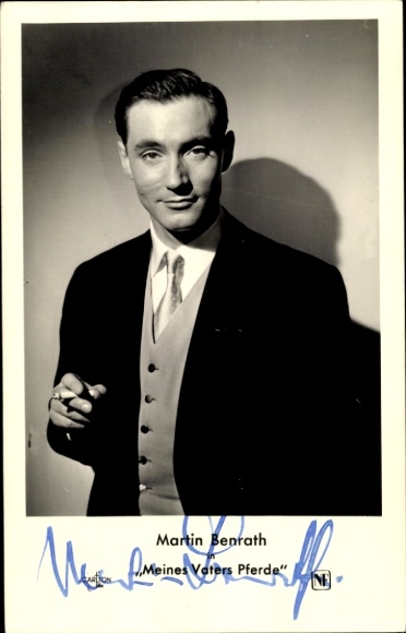 Postcard actor Martin Benrath, portrait with cigarette, autograph