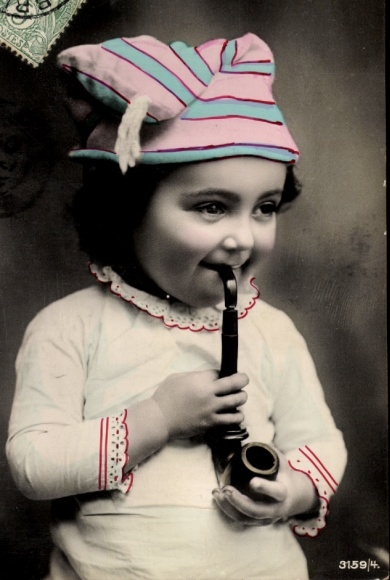 Foto Ak Portrait, Mädchen mit Tabakpfeife