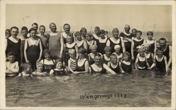 Photo Postcard North Sea resort Wangerooge, bathers in swimwear on the beach, group photo 1927