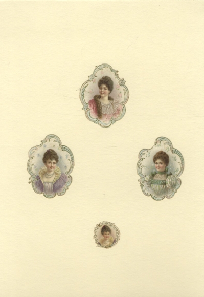 4 opłatki przedstawiające młode kobiety, wystawne suknie i fryzury, każdy o wymiarach ok. 6,5 x 4,5 cm do 2,5 x 2,5 cm