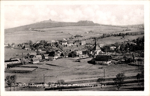 Ak Seiffen im Erzgebirge, Blick auf Seiffen im Erzgebirge vom Sueden mit dem Schwartenberg