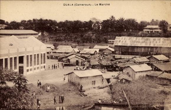 Ak Douala Duala Kamerun, Marktansicht, kleine Holzhäuser, Lagerräume, Menschen, Bäume