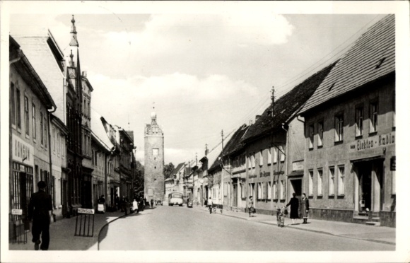Ak Zörbig in Saksen-Anhalt, uitzicht op Leninstraße, voorbijgangers, Konsum, toren
