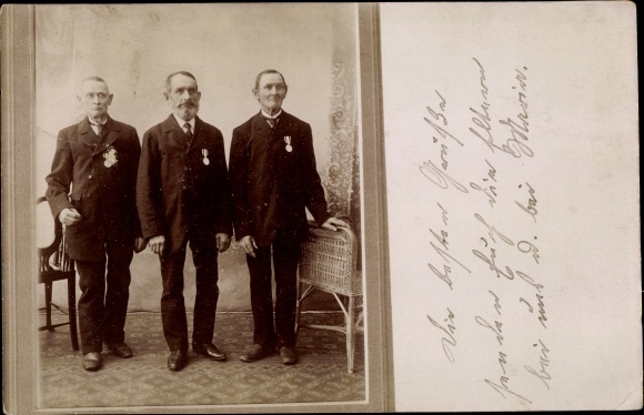 Photo Postcard Three veterans with medals, portrait