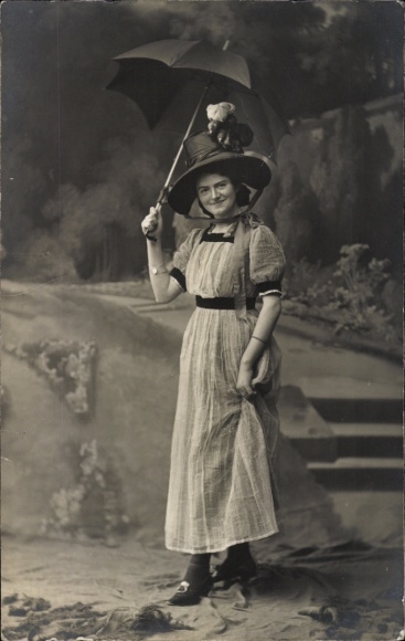 Ak Frau mit Regenschirm, Portrait