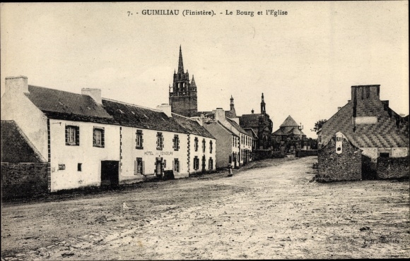Postcard Guimiliau Finistère, Le Bourg and the Church
