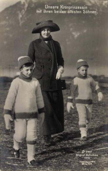 Ak Kronprinzessin Cecilie von Preußen, Prinz Wilhelm, Louis Ferdinand, Winterkleidung