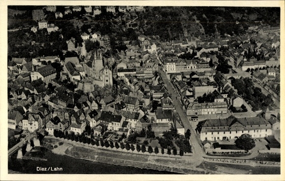 Ak Diez an der Lahn, Luftaufnahme von  Stadtansicht, Gebäude, Fluss