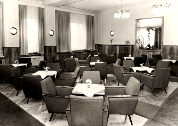 Ak Ostseebad Kühlungsborn, Klubraum im Betriebserholungsheim Mülsen, runde Tische, Stühle