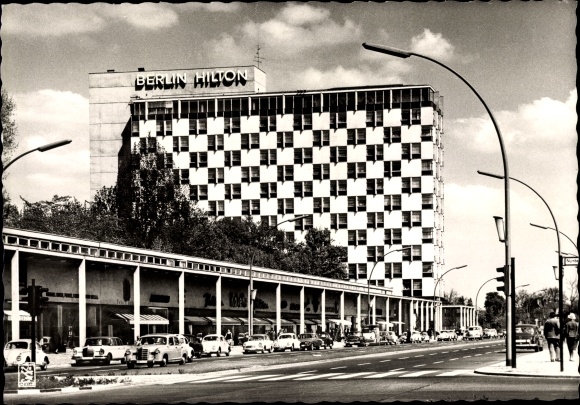 Postcard Berlin Tiergarten, Hilton Hotel, Budapester Strasse 2