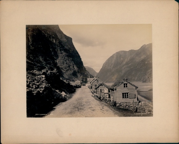 Photo Norway, road and houses in a fjord
