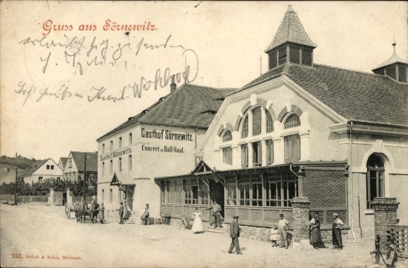 Postcard Sörnewitz Coswig in Saxony, Gasthof Concert&Ball-Saal, people in front of the building
