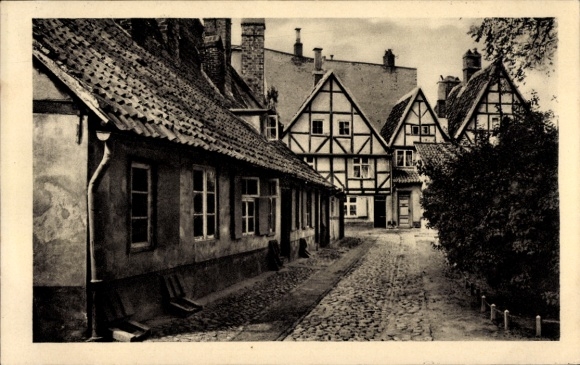 Ak Stralsund in Vorpommern, Innenhof des Johannisklosters, Fachwerkhäuser