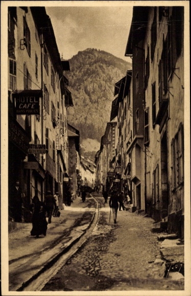 Postcard Briançon Briancon Hautes-Alpes, street with houses, hotel café, mountain in the background