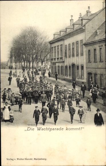 Postcard Marienberg in the Ore Mountains Saxony, The guard parade is coming