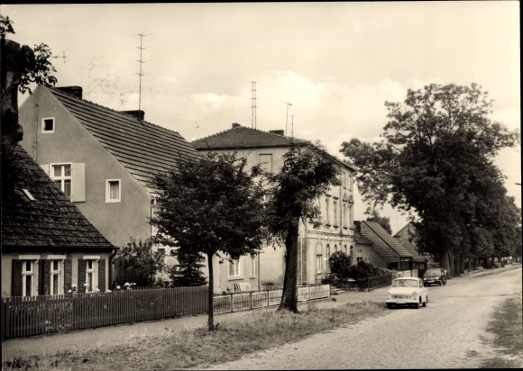 Postcard Bredeiche Fürstenberg an der Havel, Dorfstrasse, street section, residential buildings