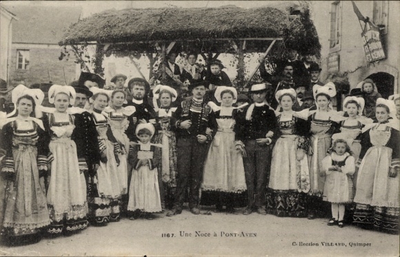 Postcard Pont Aven Finistère, general view of a wedding in Pont Aven