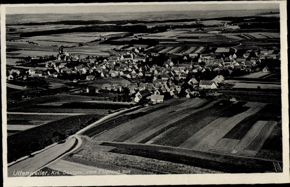Ak Uttenweiler in Württemberg, Luftbild von  Krs. Saulgau, viele Dächer, Felder