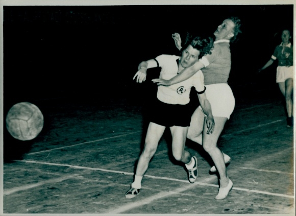 Photo Berlin Prenzlauer Berg, handball, Humboldt versus rotation Berlin, February 23, 1952, Seelenbinder Halle