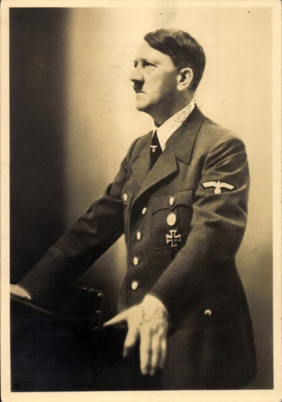 Ak Führer und Reichskanzler Adolf Hitler, Portrait am Rednerpult