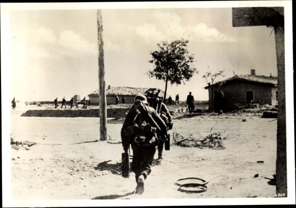 Photo Hoffmann, H., German infantry towards Sevastopol, Oct. 1941