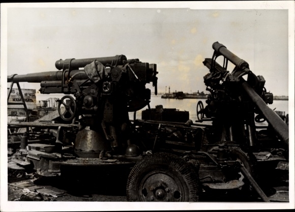Photo Abandoned Soviet heavy anti-aircraft guns in Odessa, Romanian troops, 1941