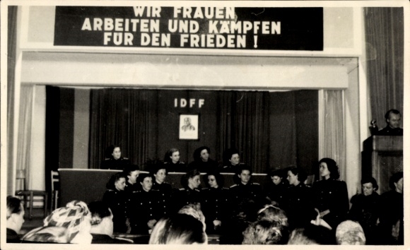Zdjęcie My, kobiety, pracujemy i walczymy o pokój, ceremonia wręczenia nagród 8 marca 1952 r., III kurs