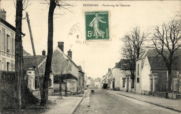 Postcard Dourdan CPA 78, Dourdan. Faubourg de Chartres. Street view with trees, houses and a...