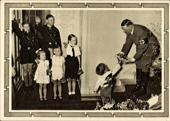 Ganzsachen Ak Kinder begrüßen Adolf Hitler, Blumenstrauß, Propaganda, Hitlerjugend, BDM