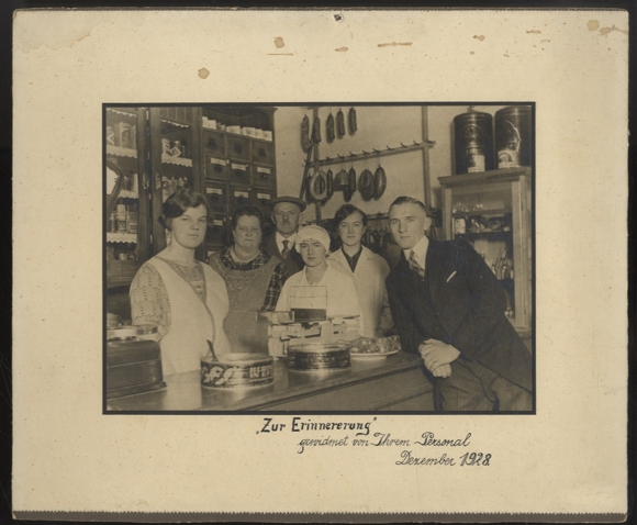 Fotografie als Widmung vom Personal einer Metzgerei, um 1928