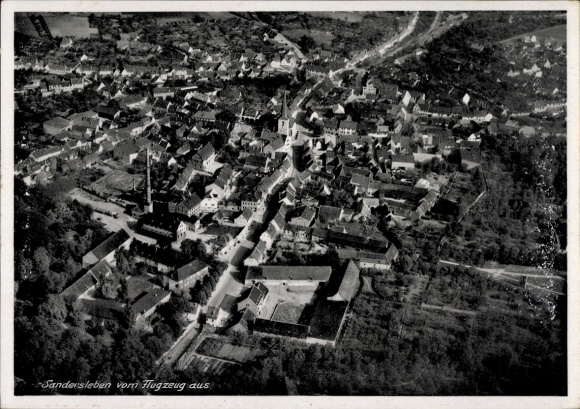 Ak Sandersleben in Anhalt, luchtfoto van gebouw, landelijke omgeving, zwart-wit