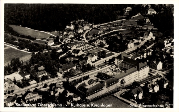 Ak Oberschlema Bad Schlema im Erzgebirge, Luftaufnahme, Radiumbad, Kurhaus, Kuranlagen,  