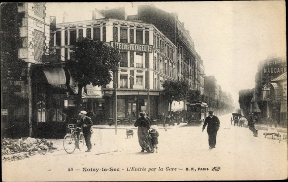 Postcard Noisy-le-Sec Seine Saint Denis, Entrance by the Station