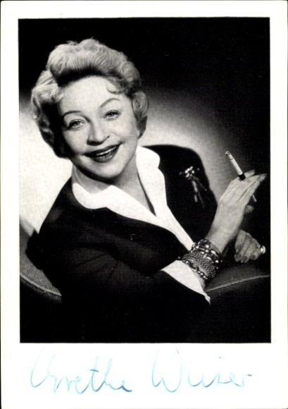 Postcard actress Grethe Weiser, portrait with cigarette, autograph