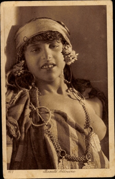Postcard Beaute bedouin, bare-breasted Arab woman, Maghreb
