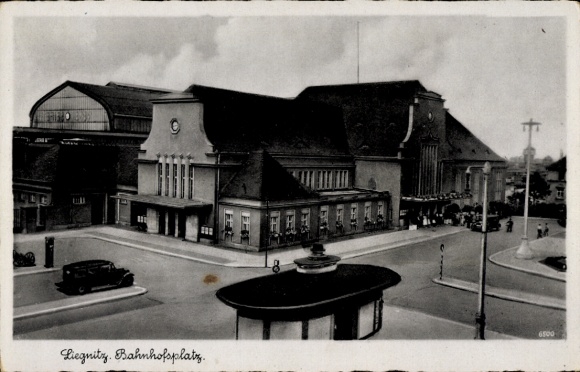 Ak Legnica Liegnitz Schlesien, Blick auf den Bahnhofsplatz, Bahnhof,Straßenseite