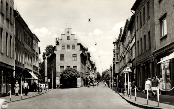 Postcard Apolda in Thuringia, street view, several people, tenants on sidewalk, buildings, trees