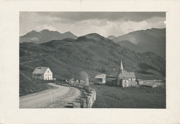 Photo St Christoph am Arlberg Tirol, street area, church
