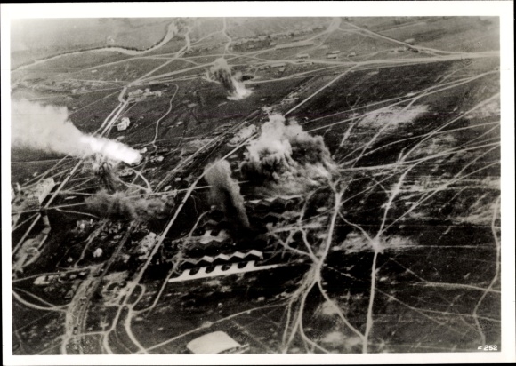 Photo Hoffmann, H., Soviet airfield under attack by German Luftwaffe, Oct. 1941