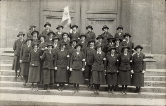 Photo Postcard Lyon Rhône, French Red Cross, group photo