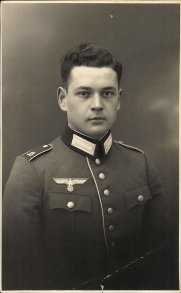 Photo Postcard Wehrmacht soldier in uniform, portrait