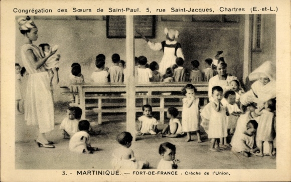 Ak Fort de France Martinique, Szenen aus einer Krippe, Kinder und Betreuerinnen, ruhiger Innen...