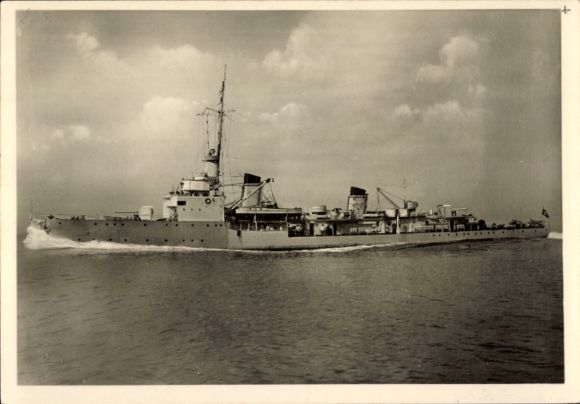 Postcard German warships, Kriegsmarine, fleet escort F3, in full speed